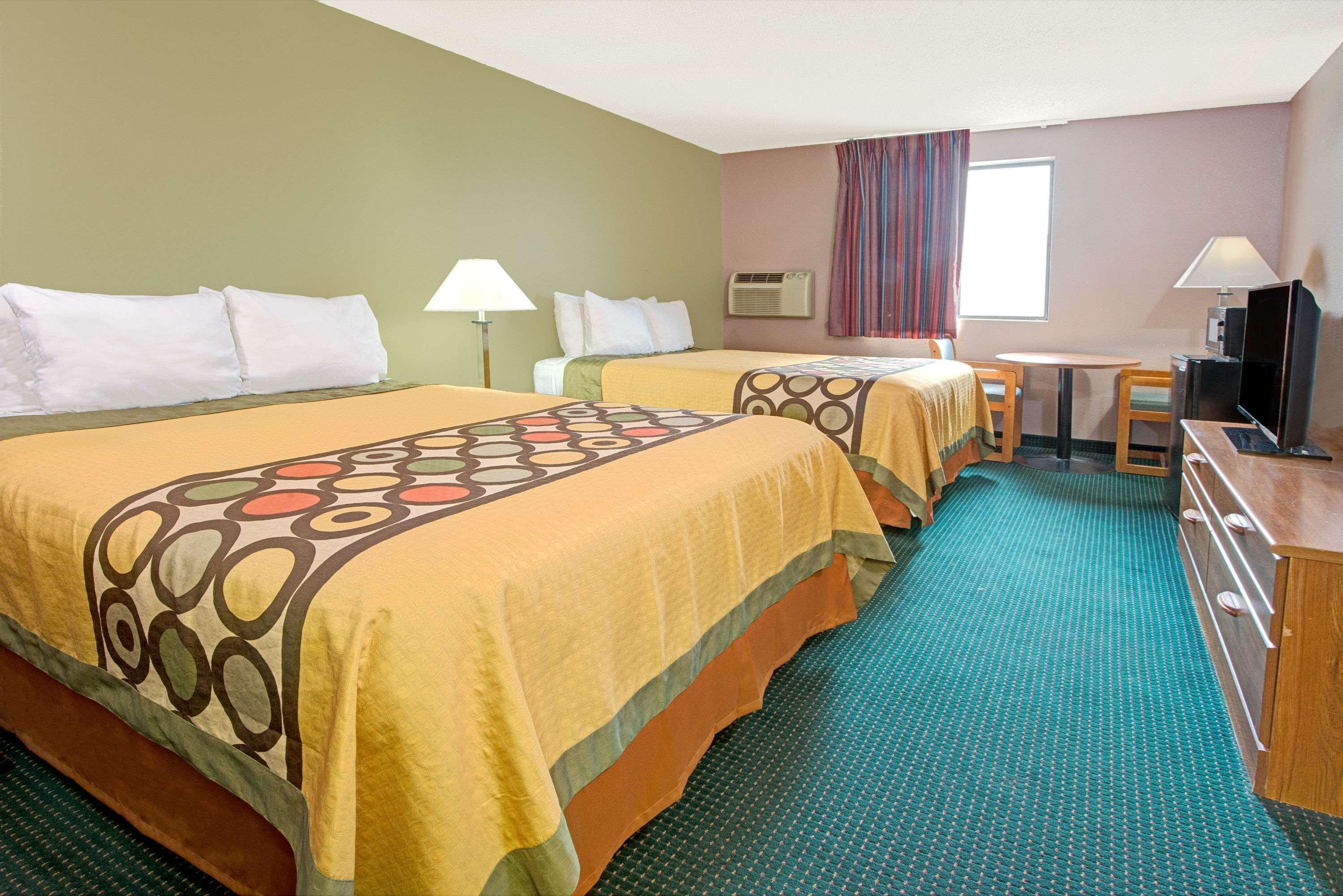 Super 8 By Wyndham Eureka/Six Flags Nearby Hotel Kültér fotó